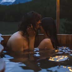 Cara melakukan hubungan seks dalam bilik mandi